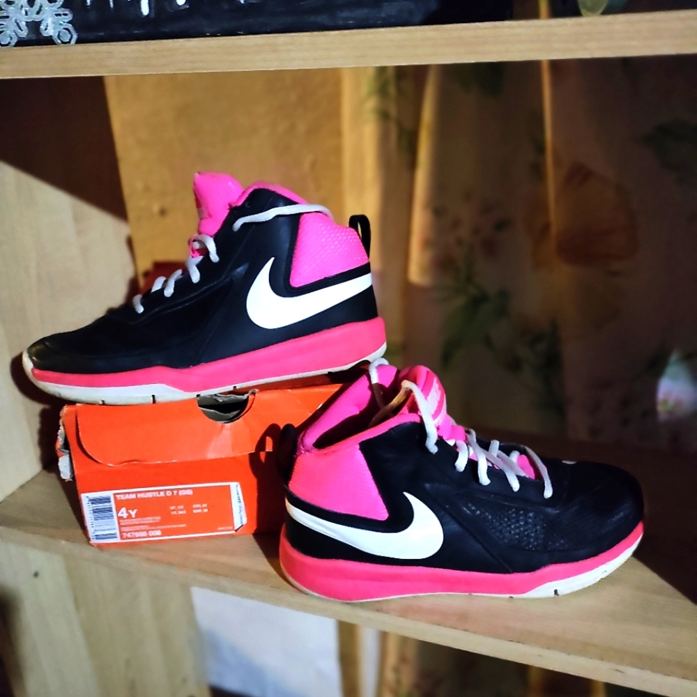 Nike Team Hustle D 7